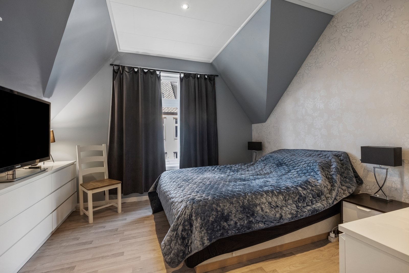 Leiligheten har to soverom - her fra hovedsoverom Galleribilde