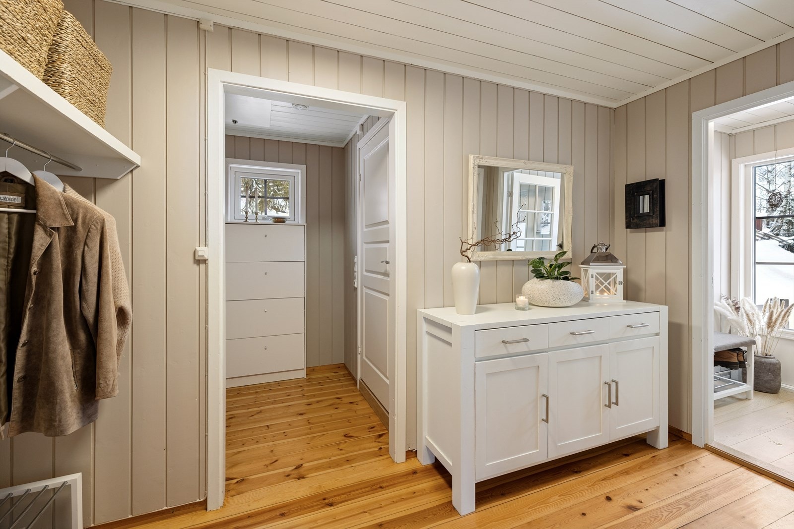 Entré/gang med plass til sko og yttertøy. Galleribilde