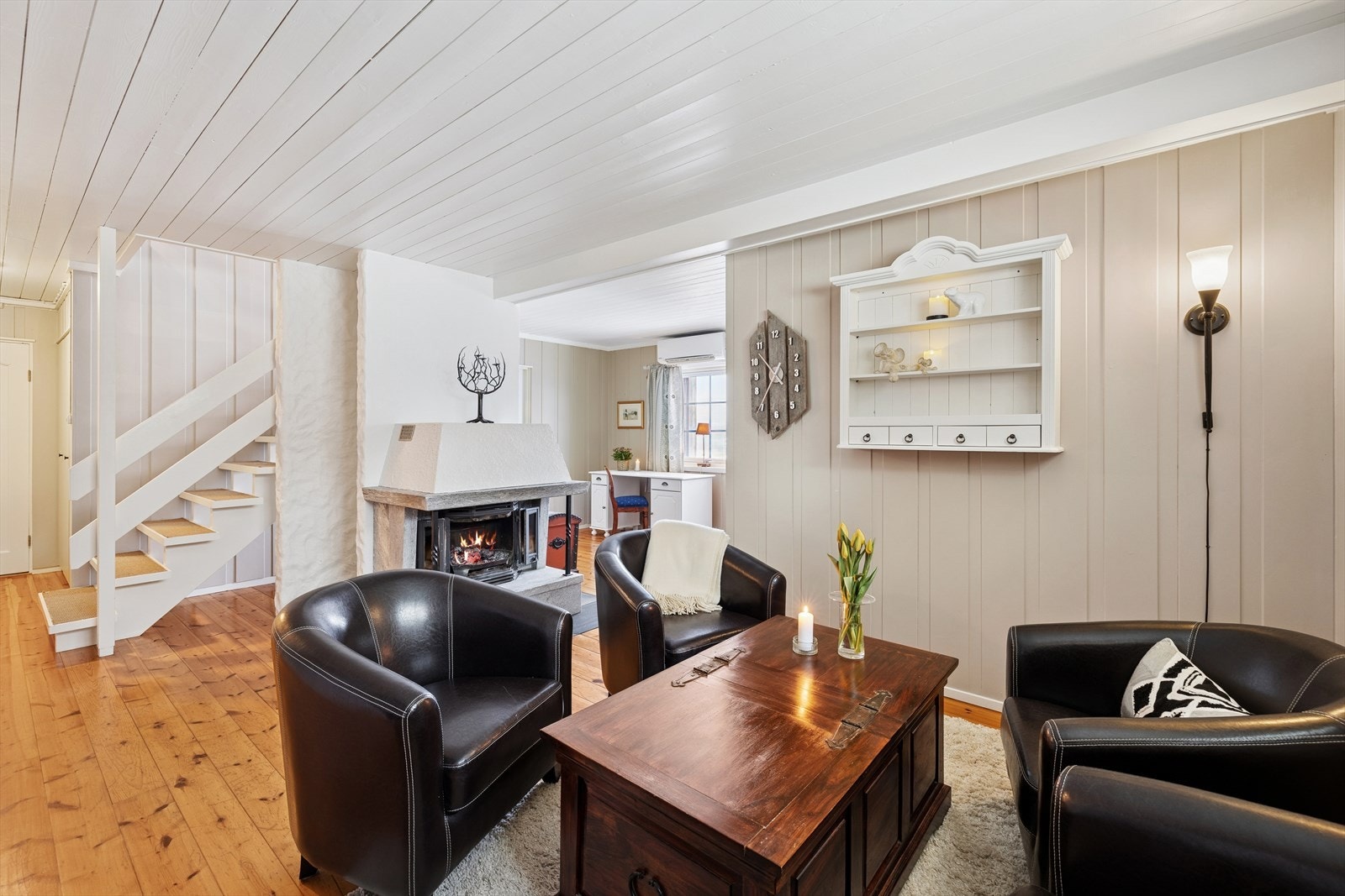 Her er det god plass til diverse møbler og tv-seksjon, perfekt samlingspunkt for barna. Galleribilde