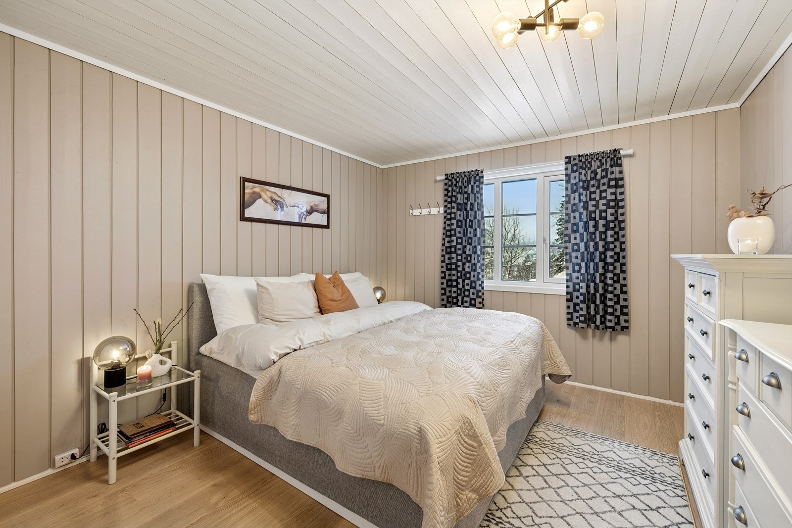 Hovedsoverommet er av god størrelse og har plass til dobbeltseng og oppbevaring. Rommet er malt i en beahagelig fargetone som passer godt inn. Galleribilde