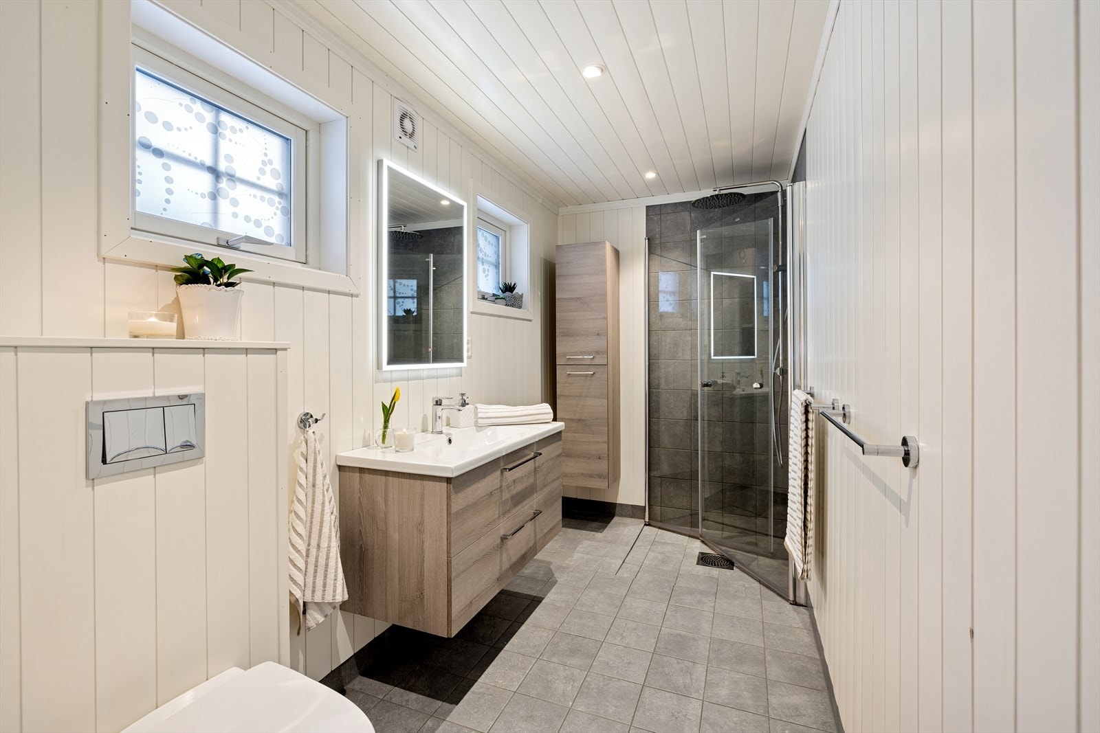 Pent bad oppgradert i 2023 med panel på veggene og fliser i dusjsonen, samt fliser på gulv med gulvvarme. Galleribilde
