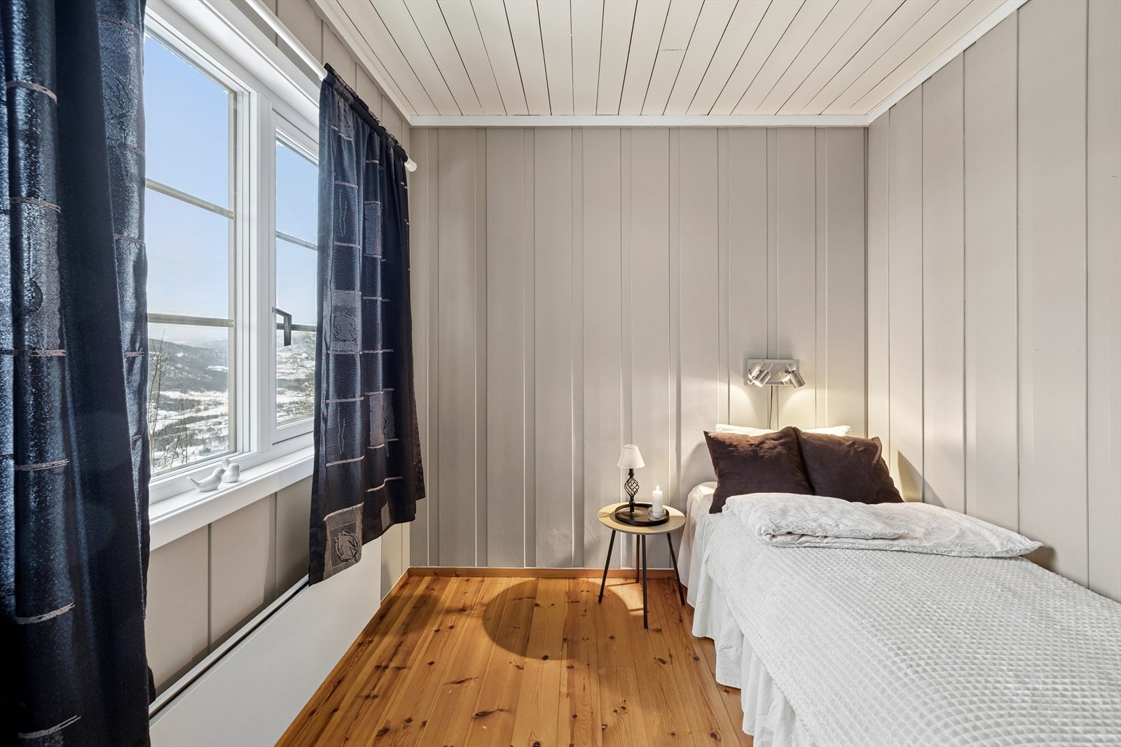 Soverom 2 i underetasjen passer utmerket som barne/gjesterom. Galleribilde