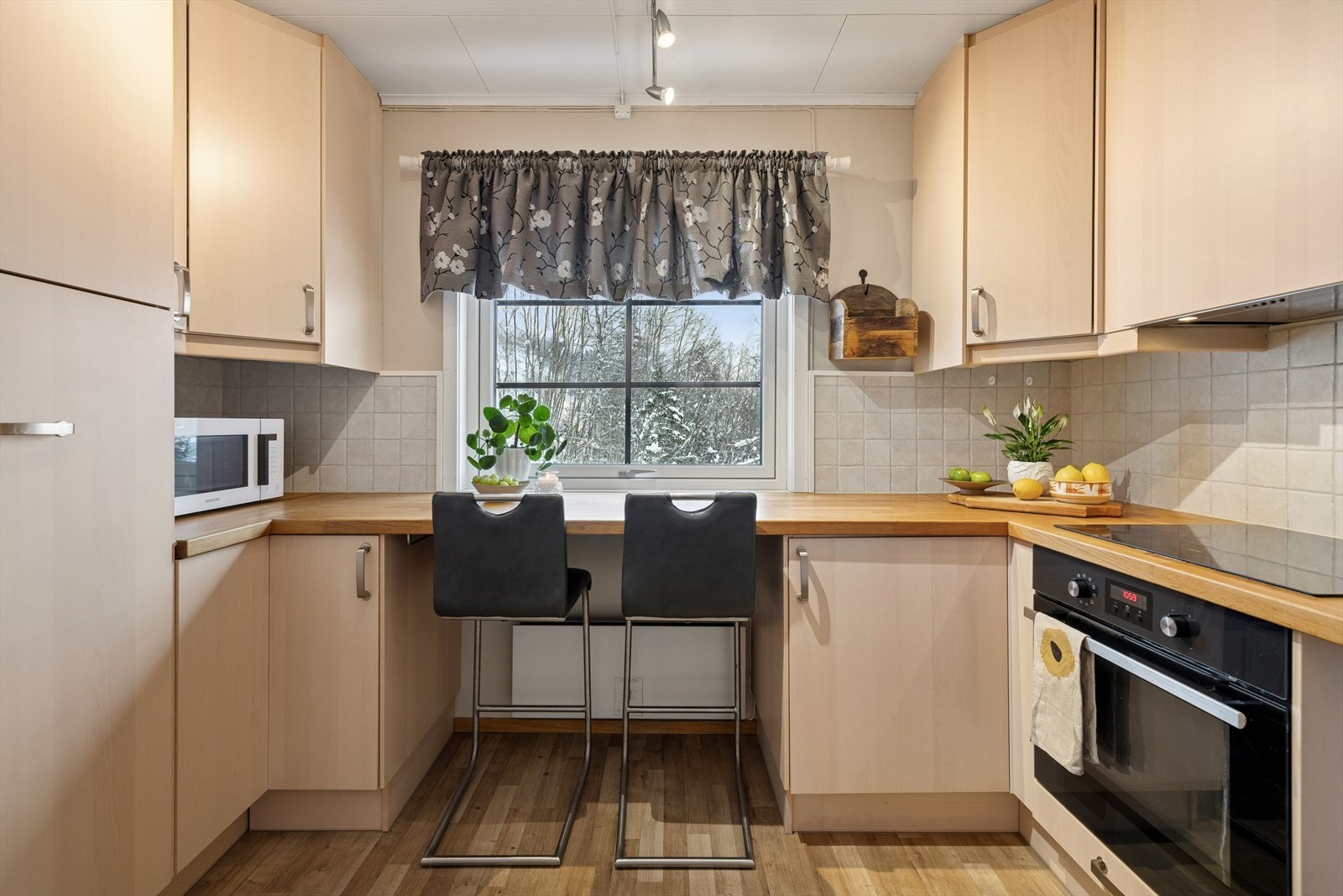 Integrert komfyr, koketopp, oppvaskmaskin, kombiskap kjøl/frys. Galleribilde