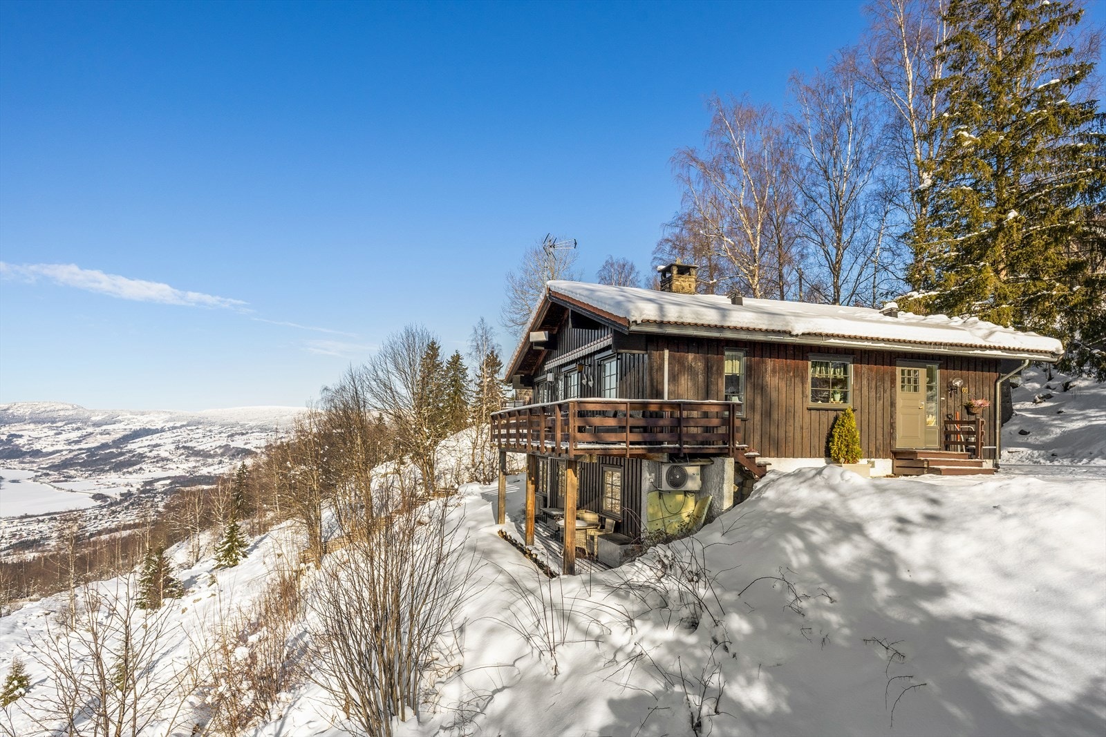 Dette er en trivelig og velholdt enebolig som ligger flott til, landlig og sjarmerende, kun en kort kjøretur unna Øyer sentrum. Beliggenheten gir nærhet til flotte turområder, deriblant Hafjell, samt butikker, skoler og barnehager innen kort rekkevidde. Galleribilde