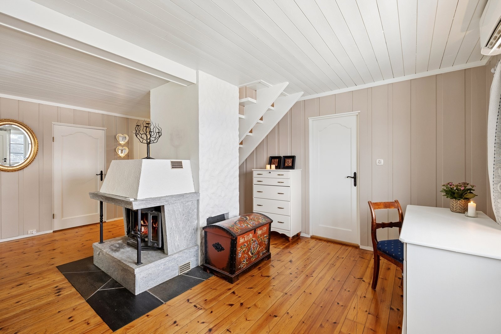 Kjellerstue med peis. Galleribilde