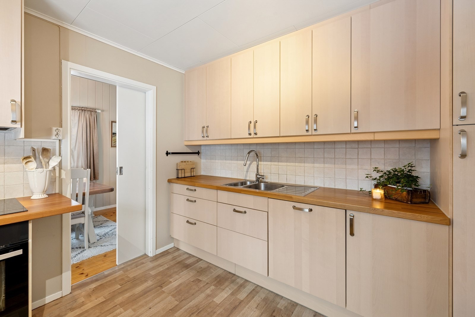 Kjøkkenet har godt med skap og benkeplass. Galleribilde