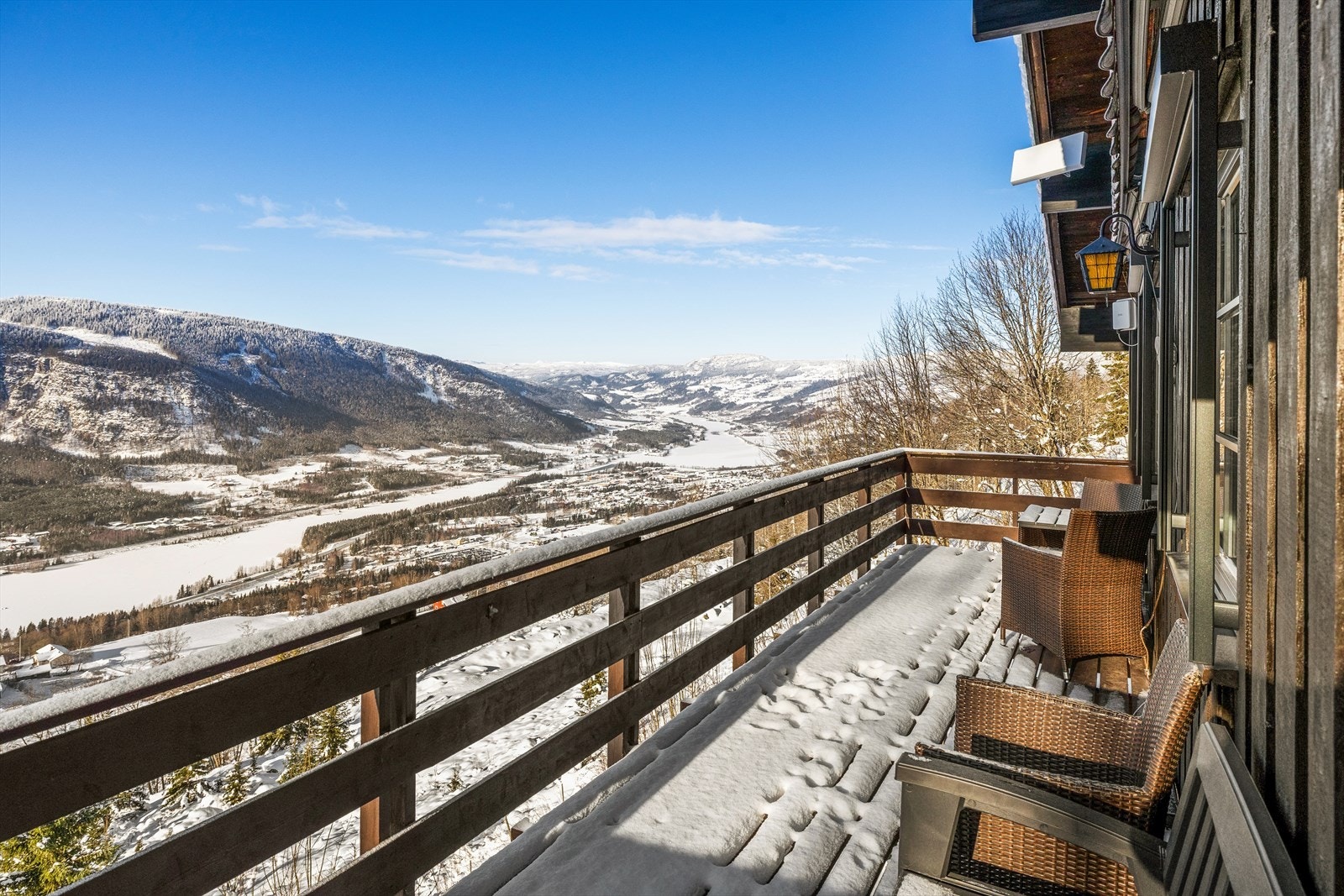 Veranda på ca. 15 m² med plass til utemøbler. Galleribilde