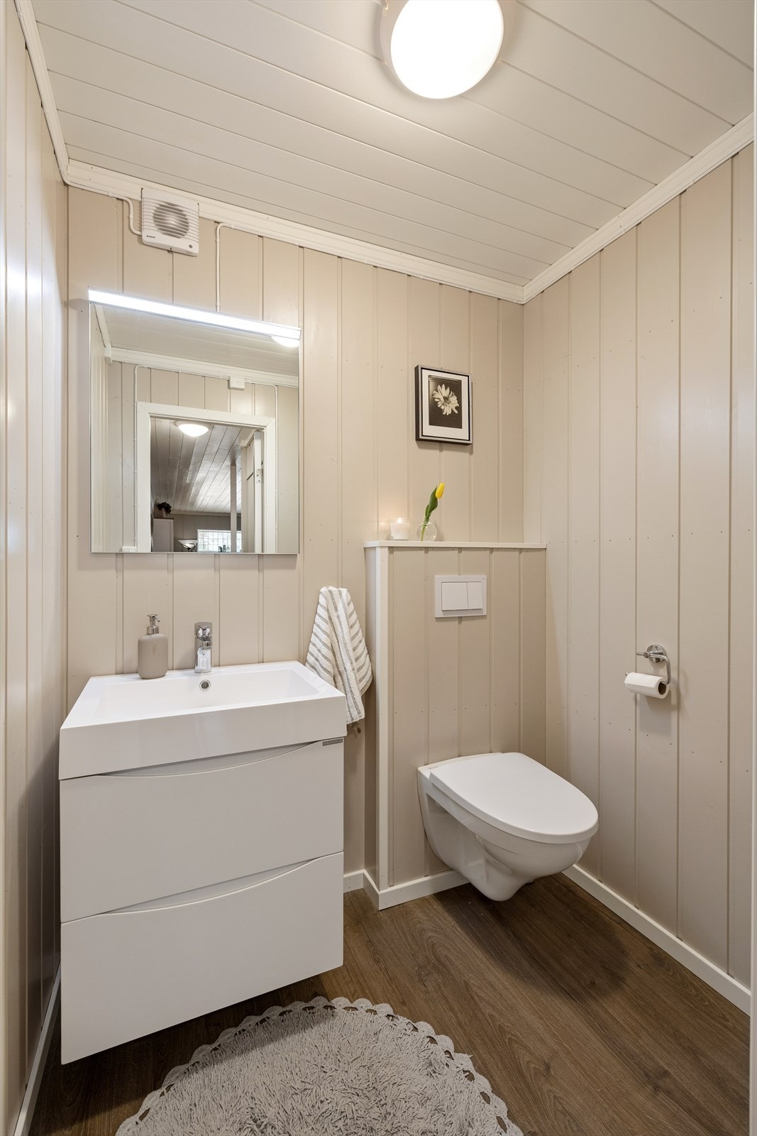 Toalettrom i underetasje med servant med underskap, speil og vegghengt wc. Galleribilde