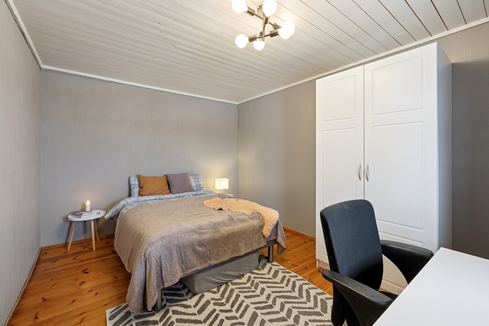 Det er 2 soverom i underetasjen. Det største rommet har god plass til seng og garderobeskap. Galleribilde