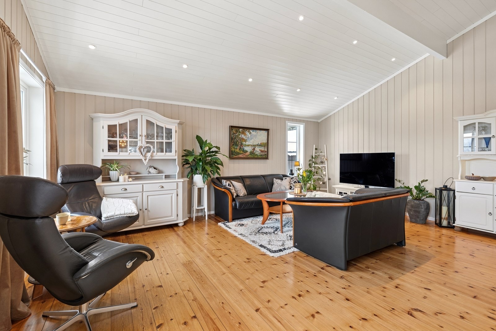 Stuen er malt i moderne fargevalg og har utstrakt bruk av downlights. Galleribilde