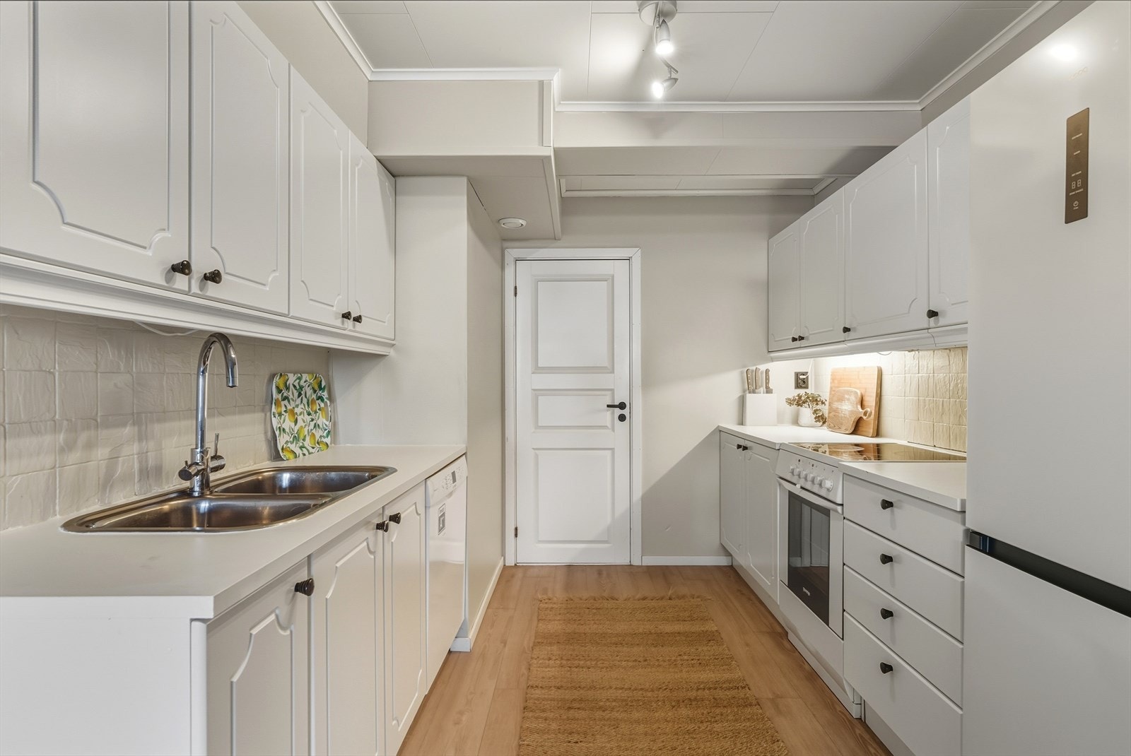 Kjøkkenet har godt med oppbevaringsplass og arbeidsflate, og plass for frittstående hvitevarer. Galleribilde