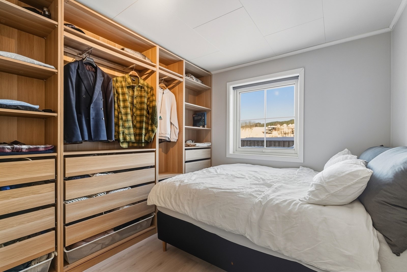 Rommet har flere møbleringsmuligheter, god plass til dobbeltseng, og vender ut mot fredelige omgivelser. Galleribilde