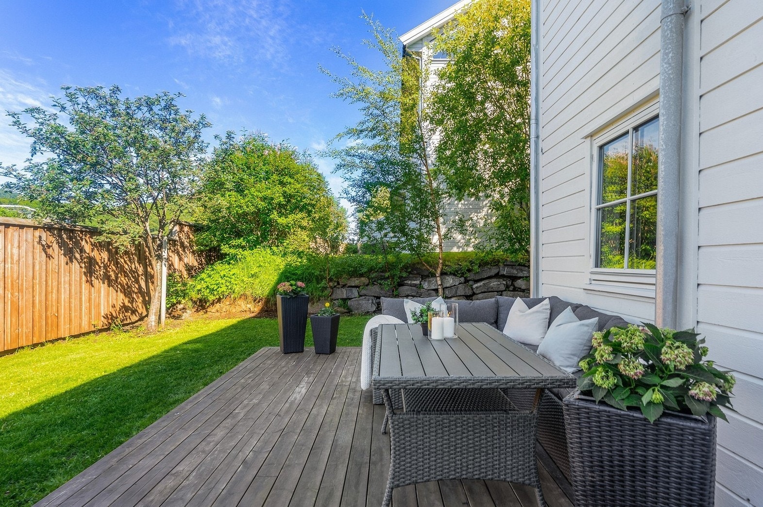 Gressklipping skjer i regi av borettslaget, men ønsker du å stelle litt ekstra med hagearealet ditt finnes det egnede redskaper i felles redskapsbod. Galleribilde