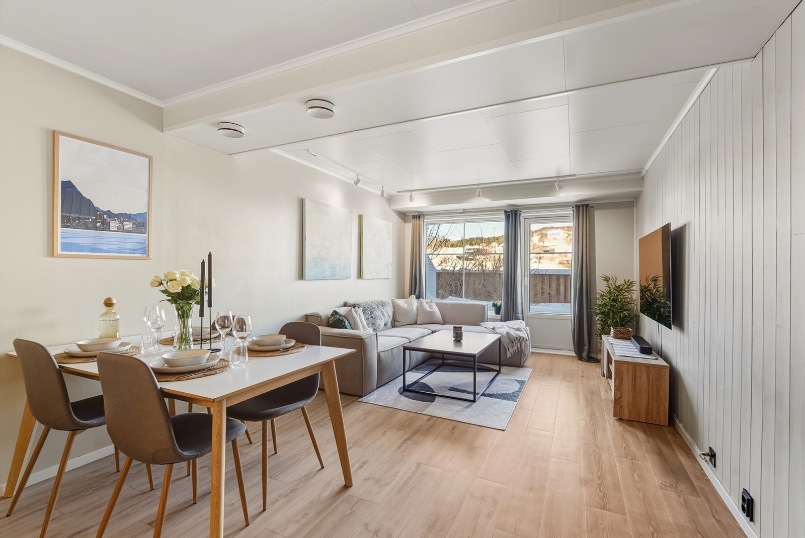 Velkommen til Parallellen 51B - en smakfull, lys og innbydende 2-romsleilighet med stor terrasse og hage. Galleribilde