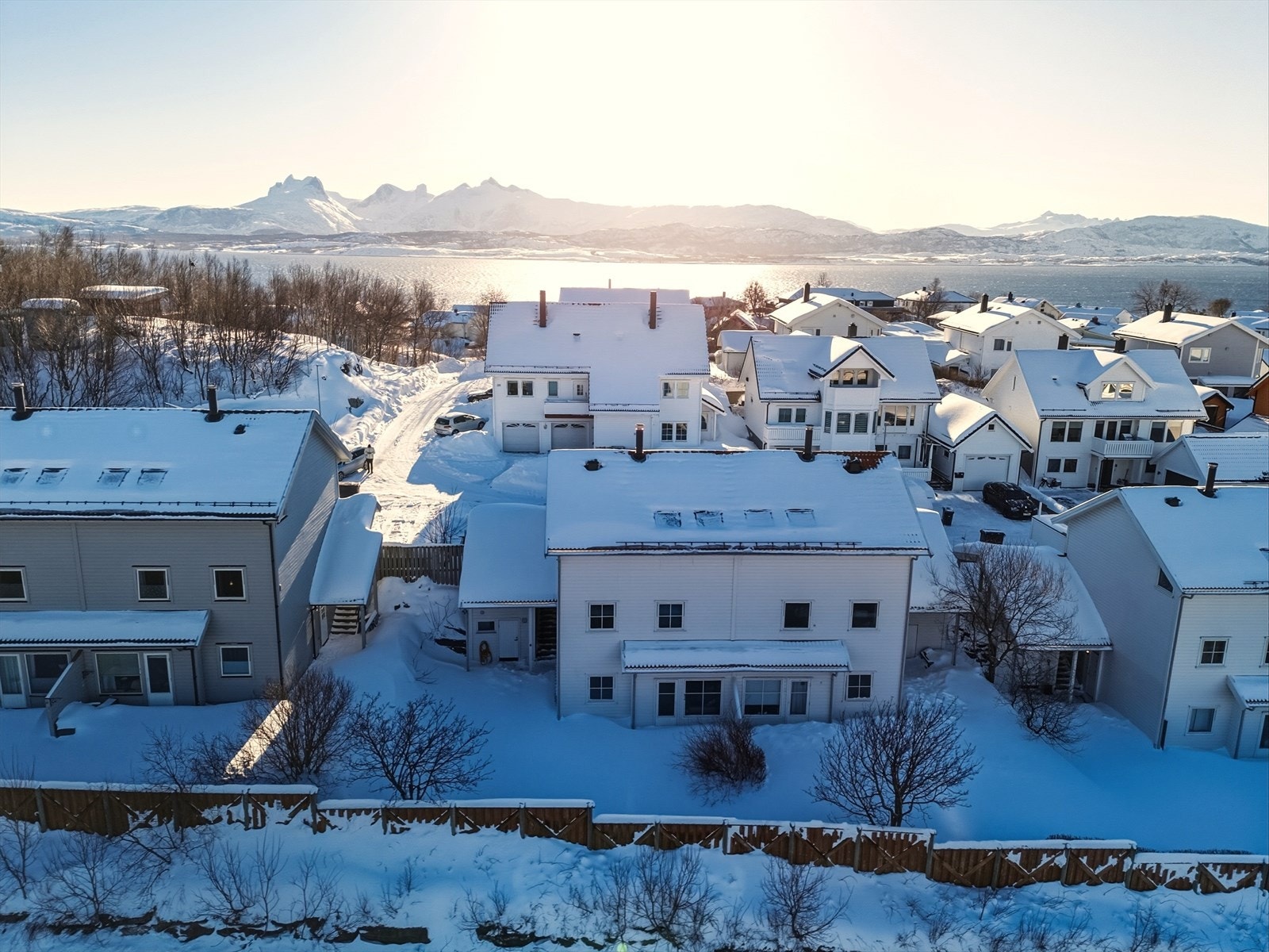 Her bor du kun 3 minutters gange fra nærmeste busstopp og 10 minutter fra sentrumskjernen, samt har kort vei til byens studiesteder. Galleribilde