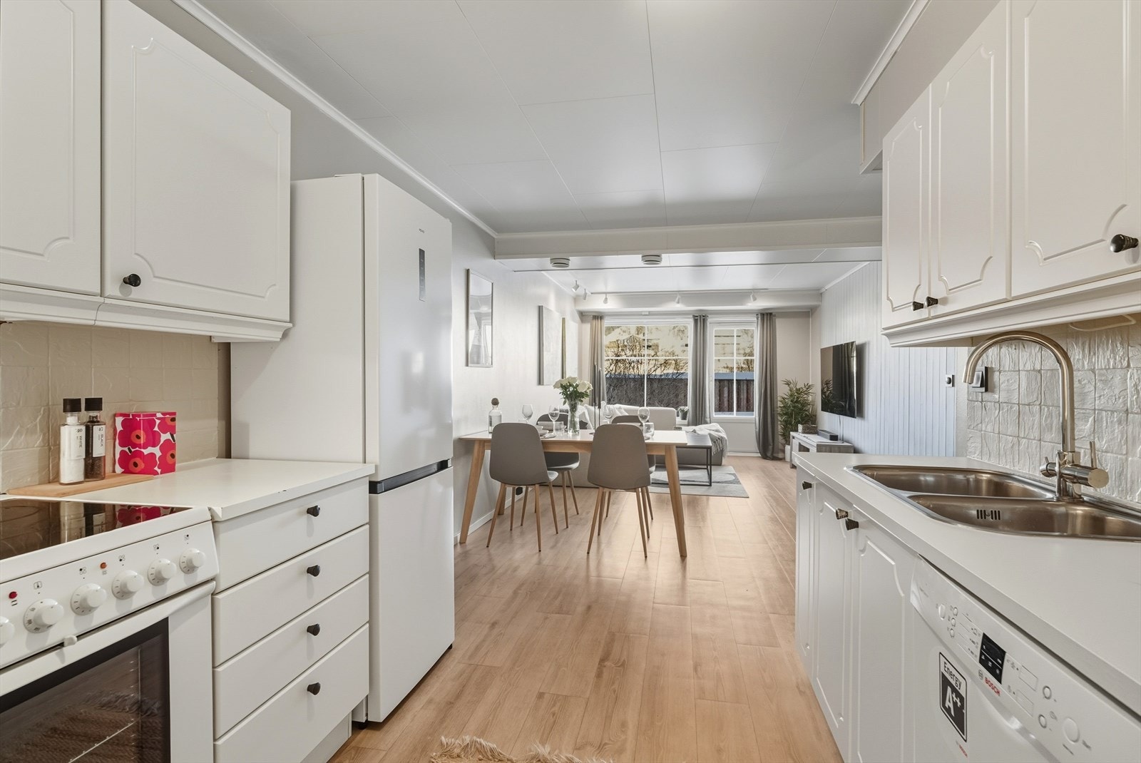 Kjøkkenhåndtakene og elektriske støpsler i leiligheten er spraylakkert i matt svart/byttet ut. Galleribilde