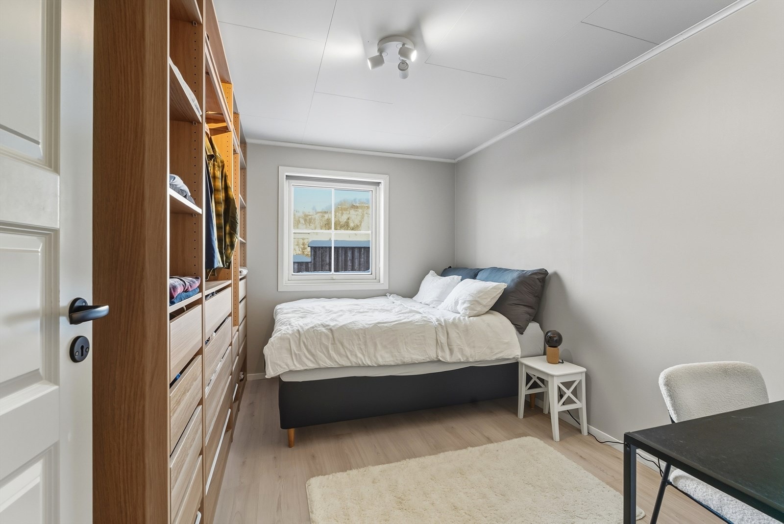 Soverommet har nytt gulv, malte vegger og en stor garderobeløsning fra 2022. Galleribilde