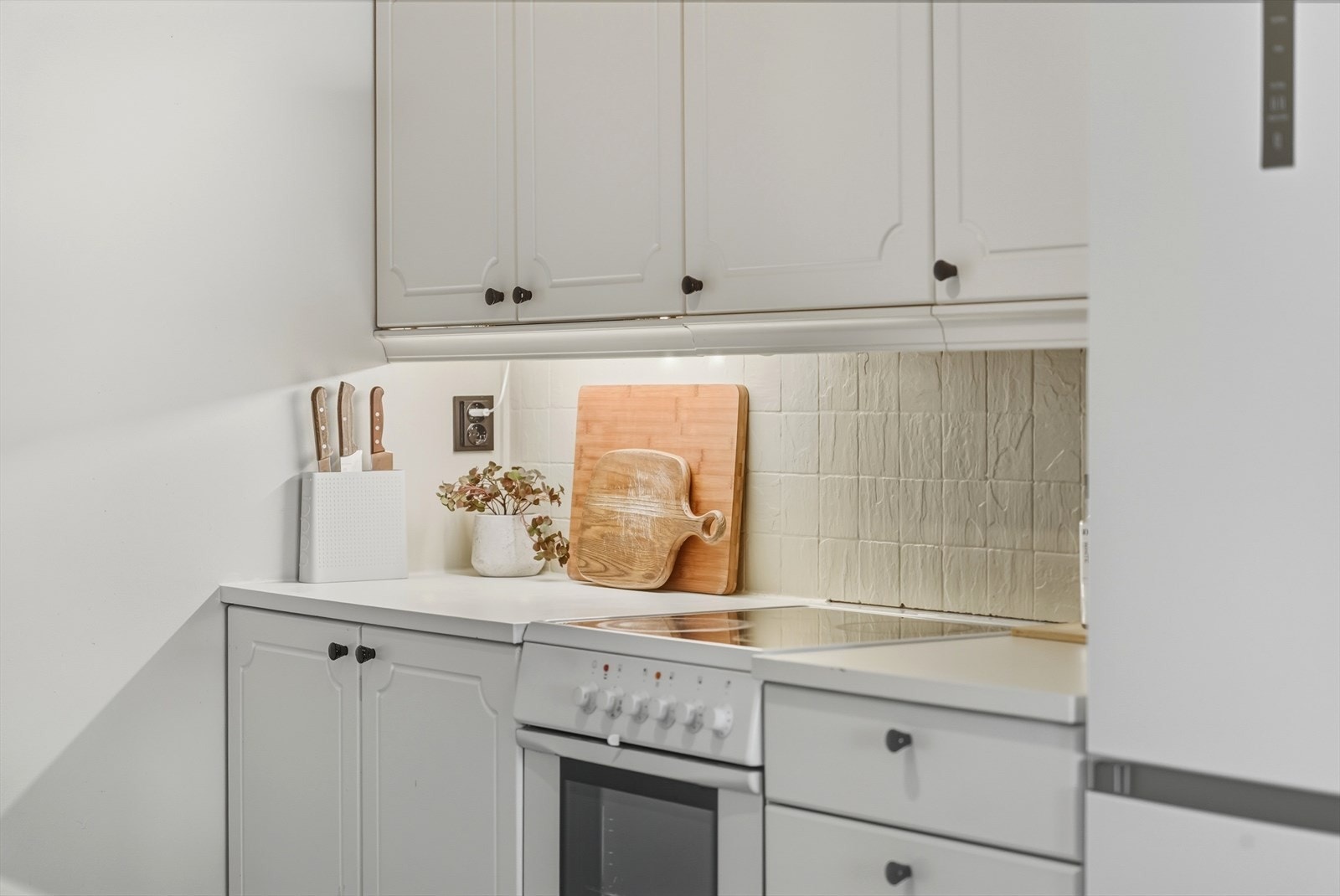 I bakkant av kjøkkenet er leilighetens innvendige bod, pent innredet som spiskammers. Galleribilde