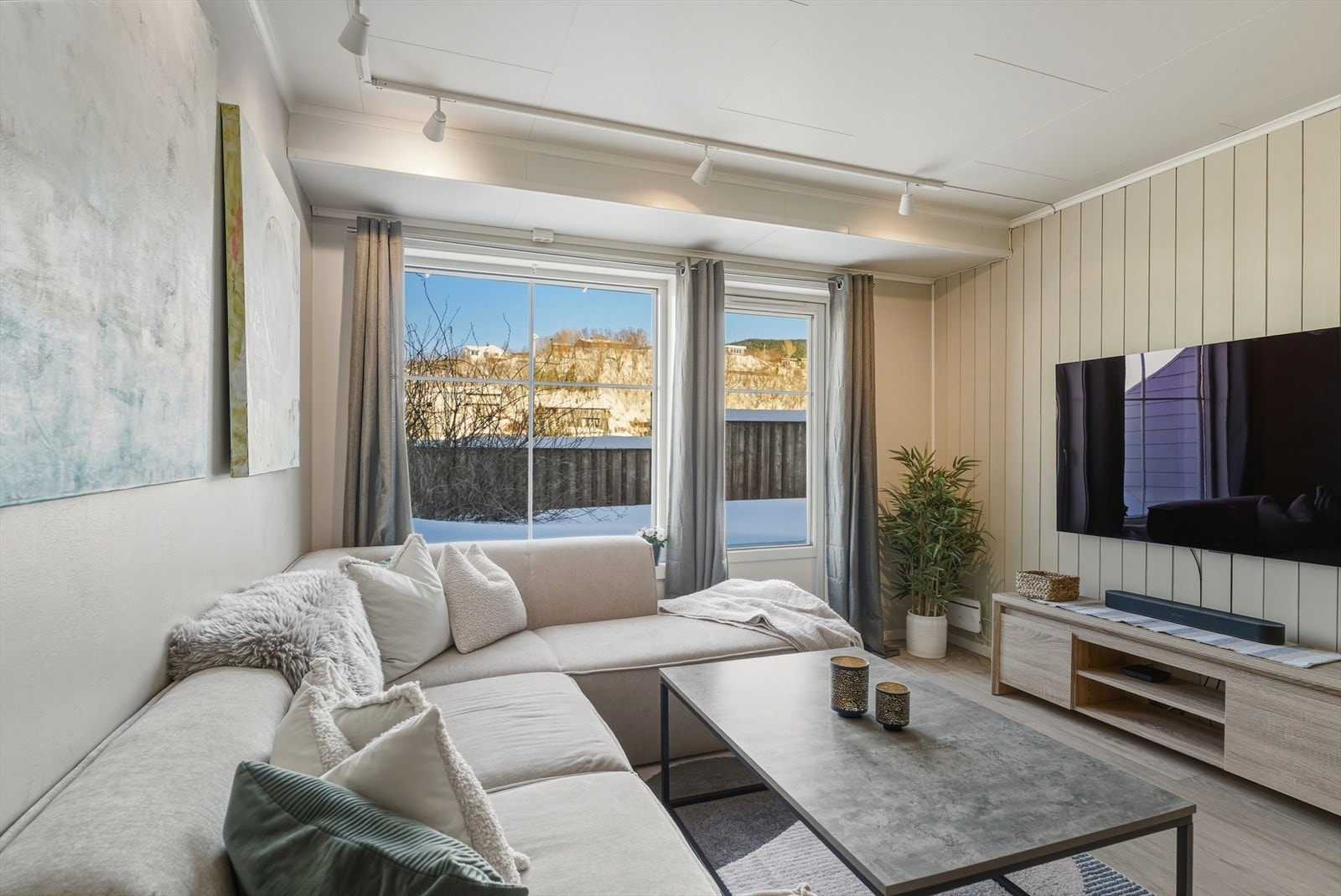 Rommet har store vindusflater mot terrassen, som fungerer som en forlengelse av stuerommet på sommerstid. Galleribilde