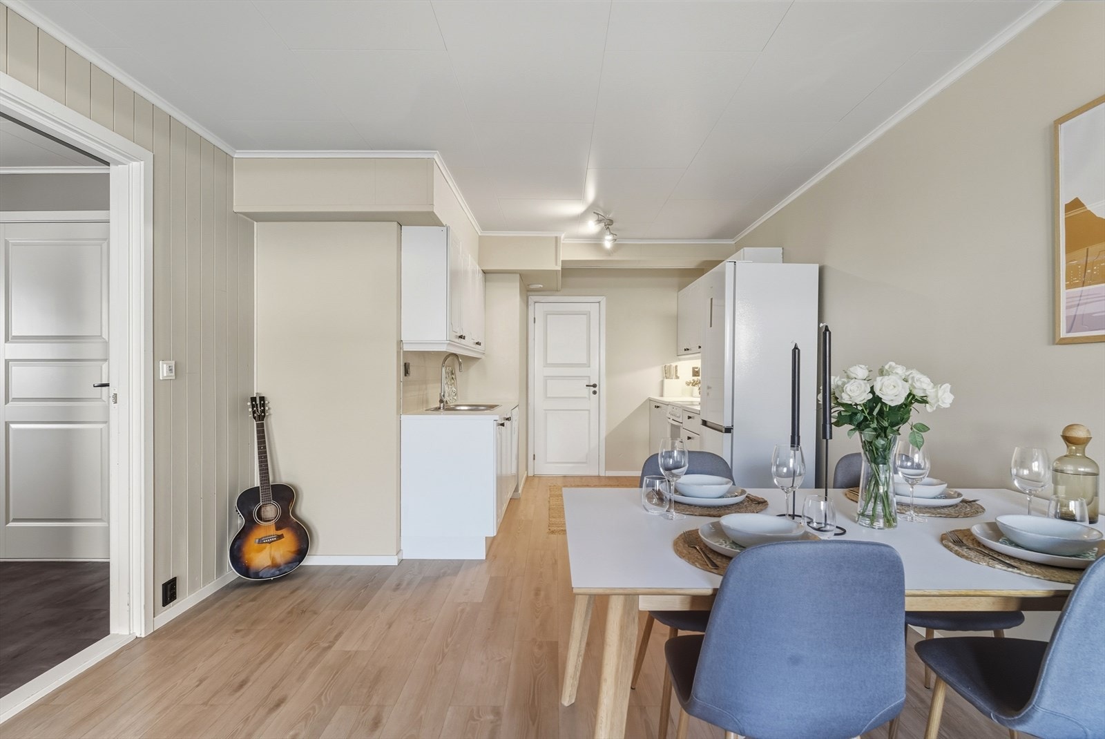 Stuen har natrlige møbleringssoner og god plass til spisestue i kontakt med kjøkkenet. Galleribilde