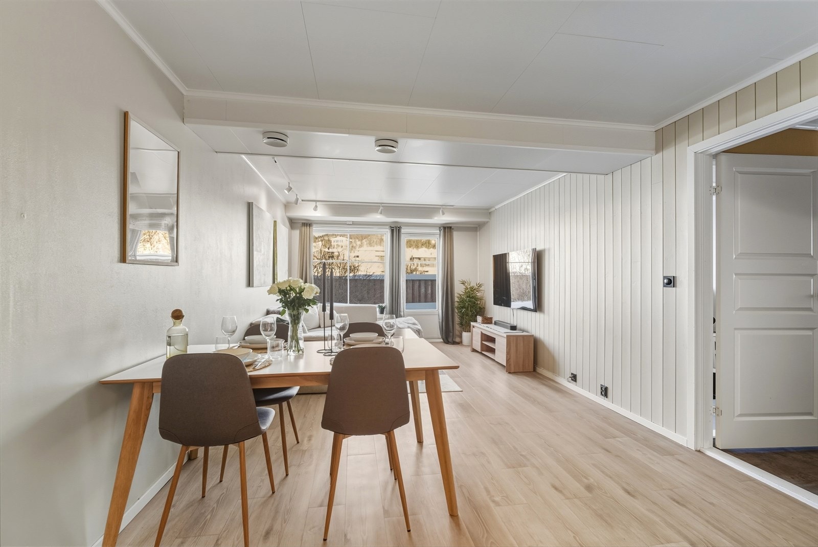 Leiligheten har en godt utnyttet og romslig planløsning, og inneholder blant annet en stor stue med utgang til terrasse og hage. Galleribilde