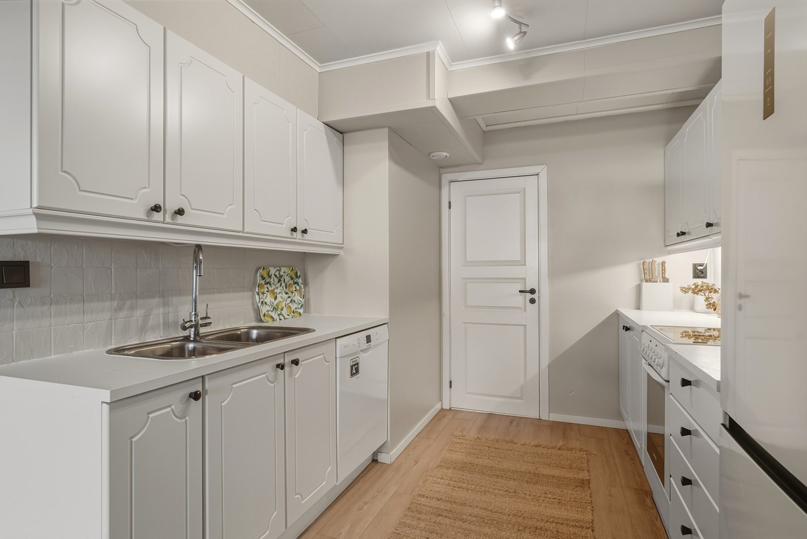 Kjøkkenet er fra byggeår, men har blitt oppmalt i en lys og pen farge i 2022. Galleribilde