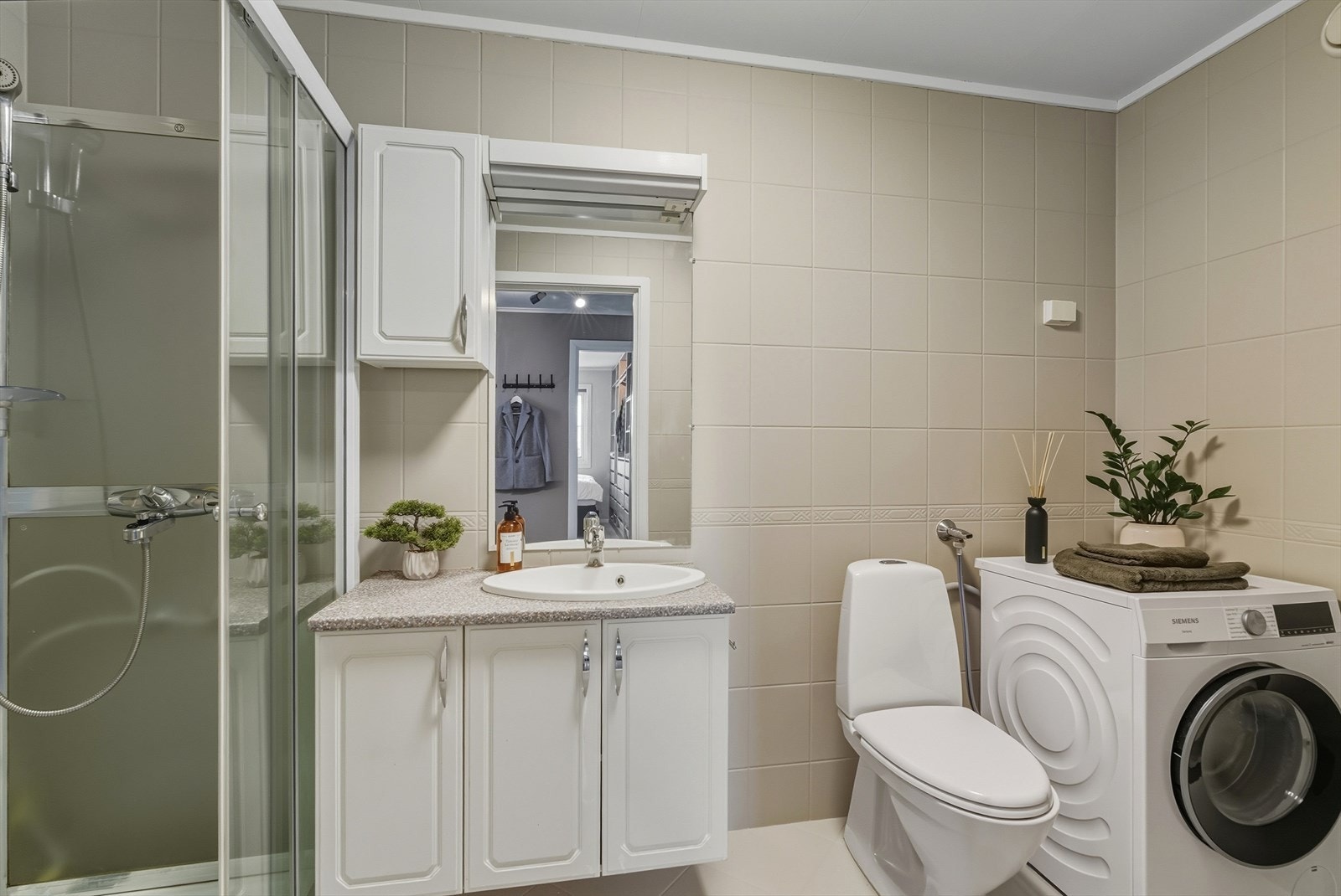 Baderommet er flislagt fra topp til tå og i pen stand, med nylig oppmalte vegger, gulv og tak. Galleribilde