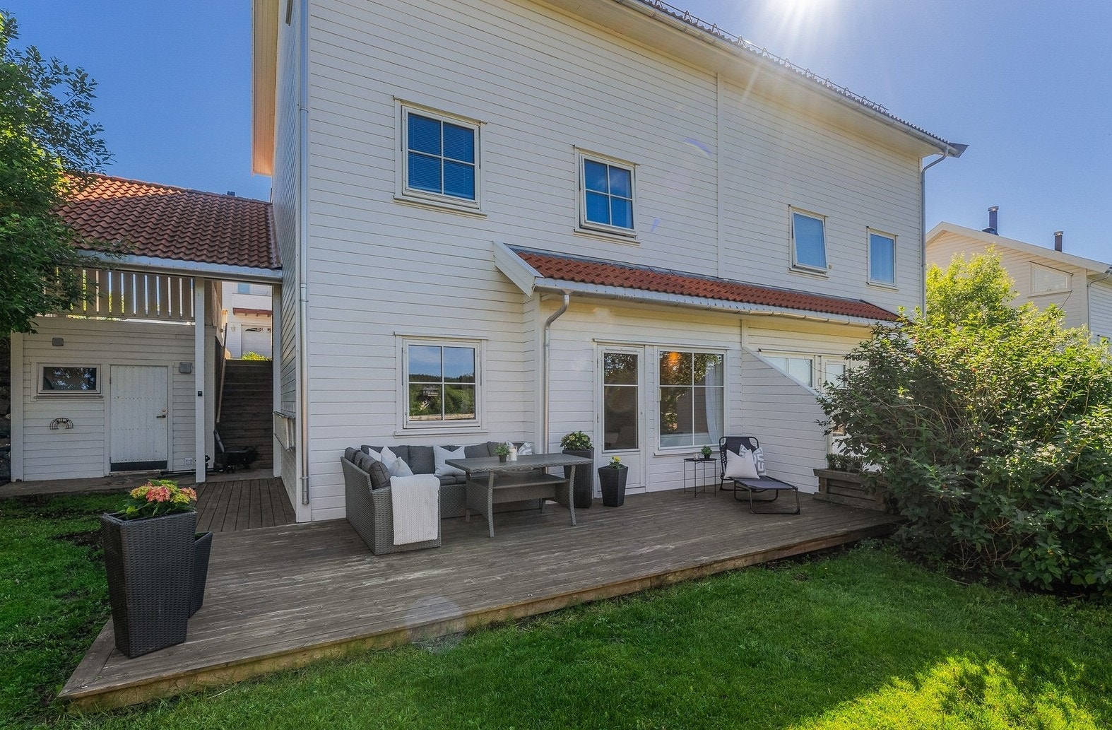 Terrassen ble oppført i 2020, og er oppmålt til hele 30 kvm. Her kan solen nytes fra ca. kl. 16:30 til godt utpå kvelden på sommerstid. Hagearealet og terrassen ved entréen har i formiddagssol fra ca. kl. 10-13. Galleribilde