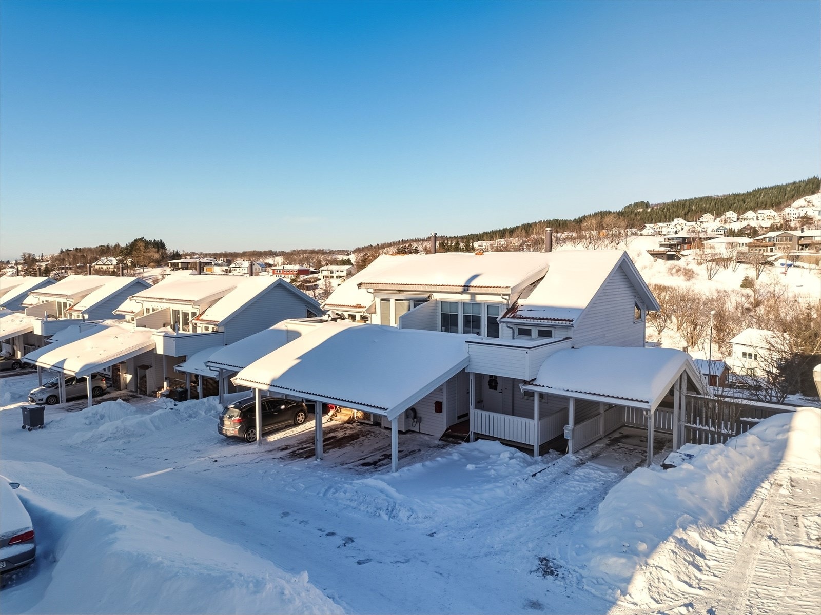 Boligen har hjørnebeliggenhet nesten ytterst i boligfeltet, uforstyrret for gjennomgangstrafikk og minimalt med innsyn. Galleribilde