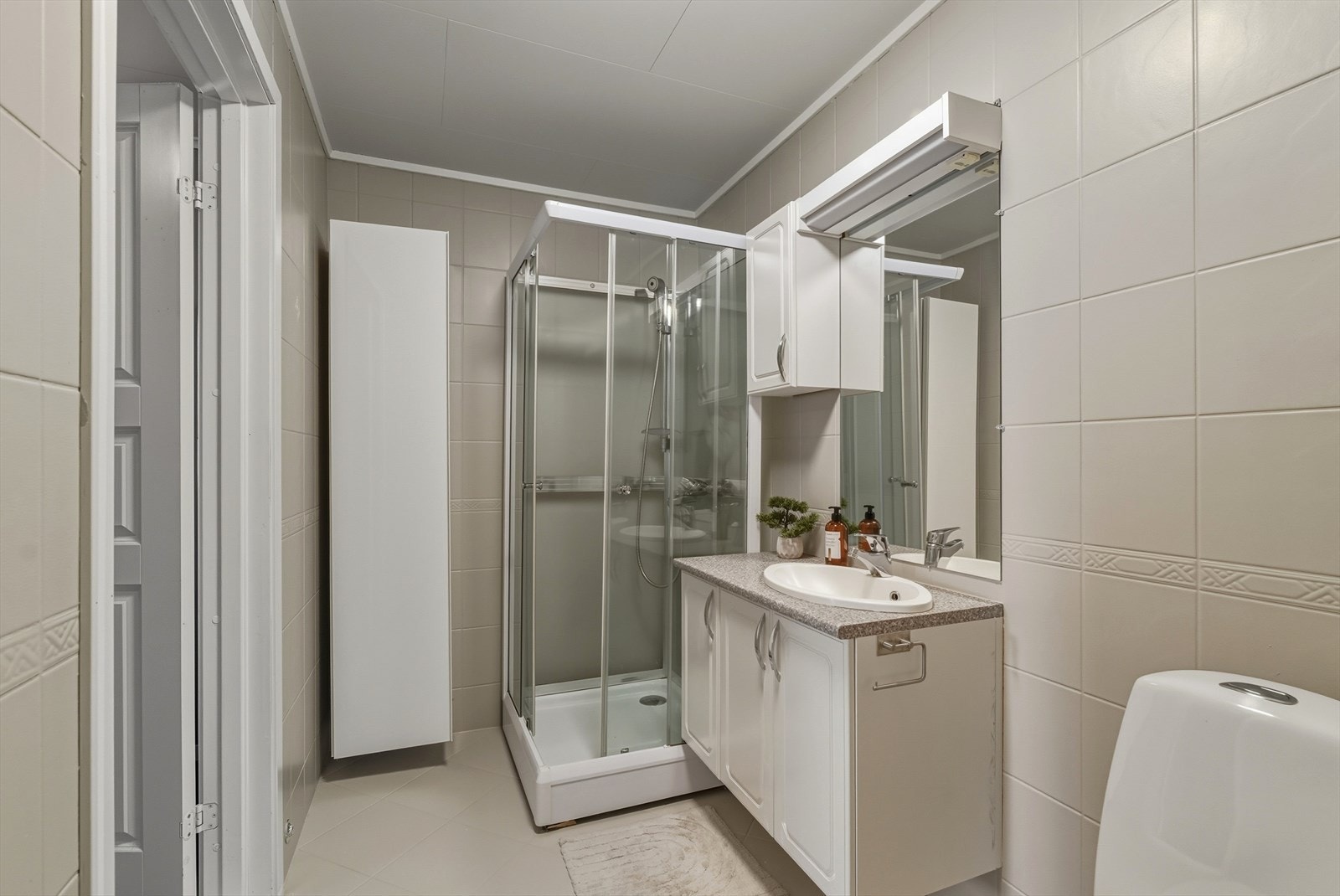 Rommet har lun gulvvarme og opplegg for vaskemaskin. Galleribilde