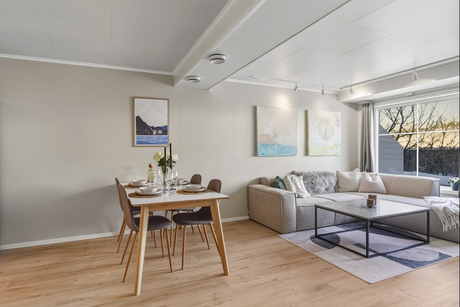 Stuen ble oppmalt i en delikat beigefarge i 2022, og har også gulv fra nyere tid. Galleribilde