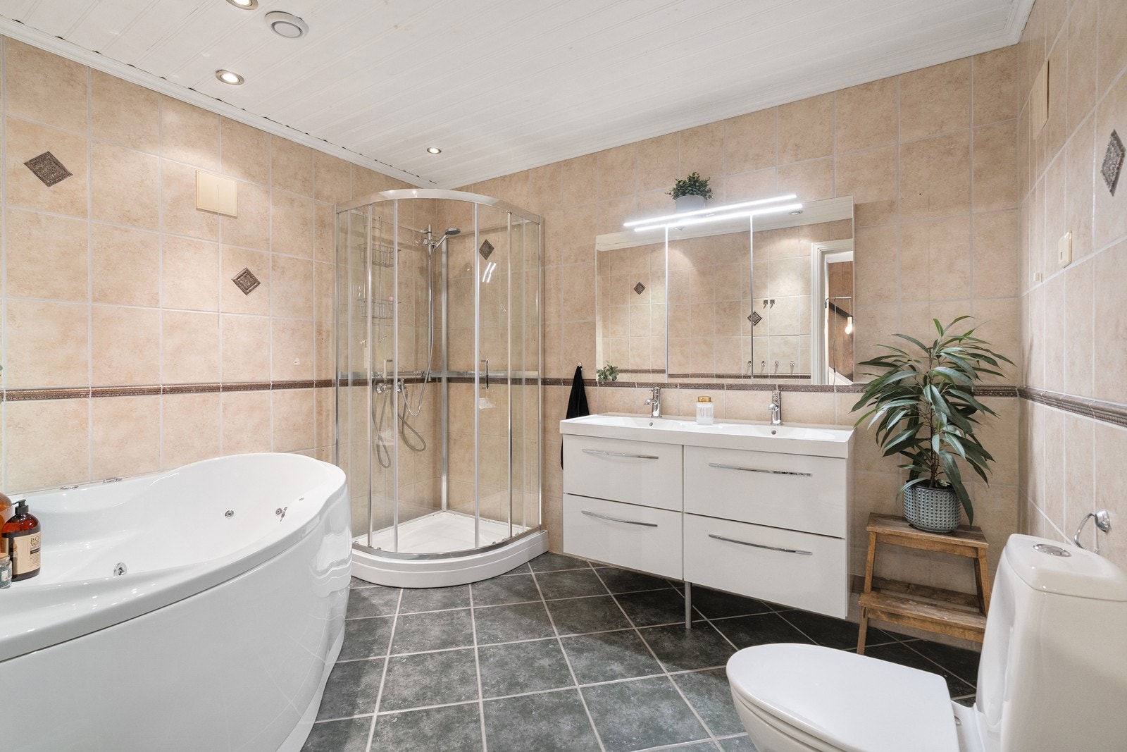 Helfliset bad i underetasjen med elektriske varmekabler. Galleribilde