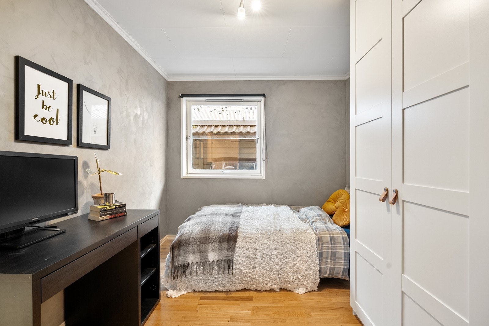 Boligen inneholder 3 soverom hvor 1 av disse er plassert i første etasjen. Rommene er av ulike størrelser med plass til forskjellige garderobeløsninger og seng. Galleribilde