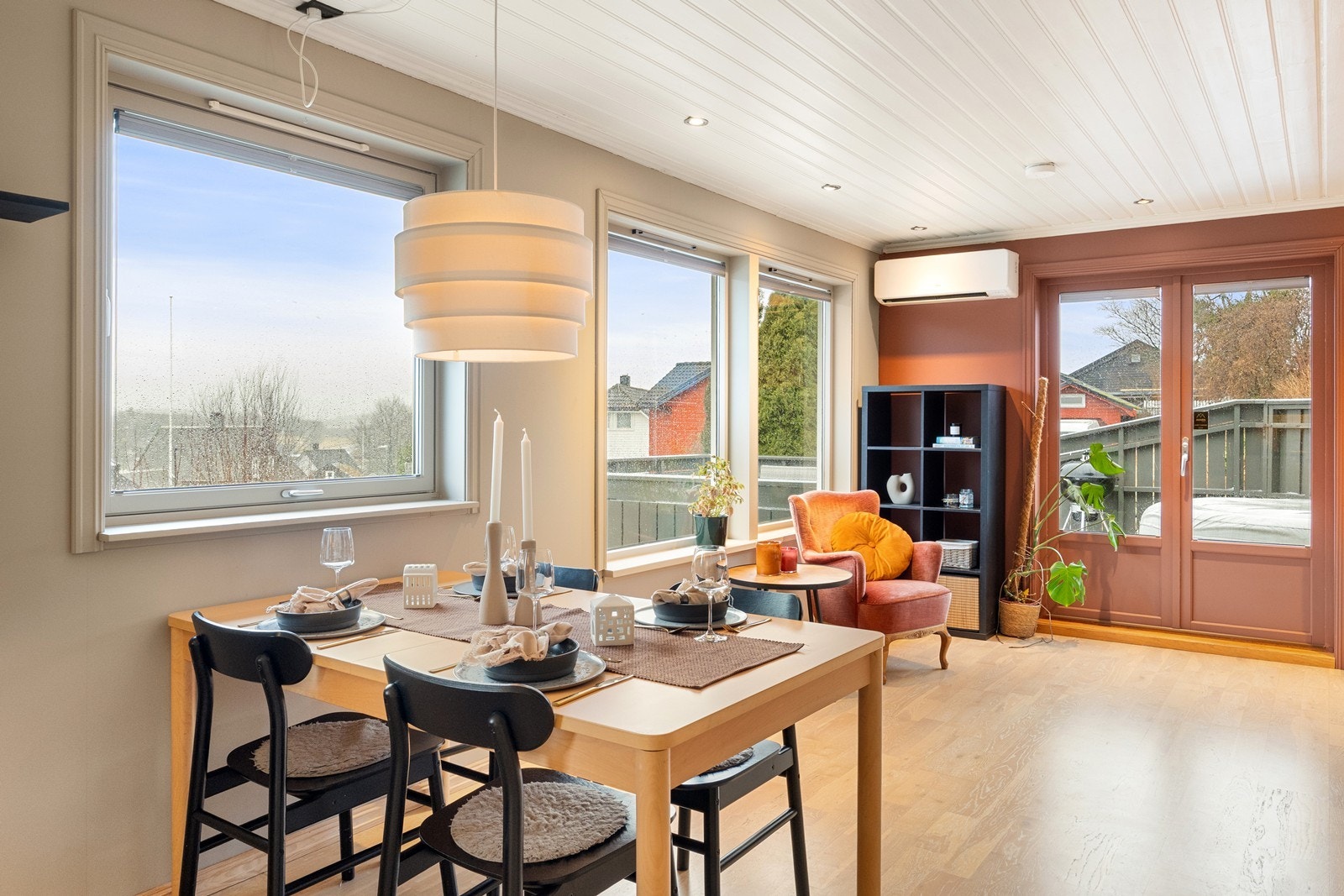 Det er god plass til spisebord rett ved kjøkkenet - praktisk for måltider og sosialt samvær. Galleribilde