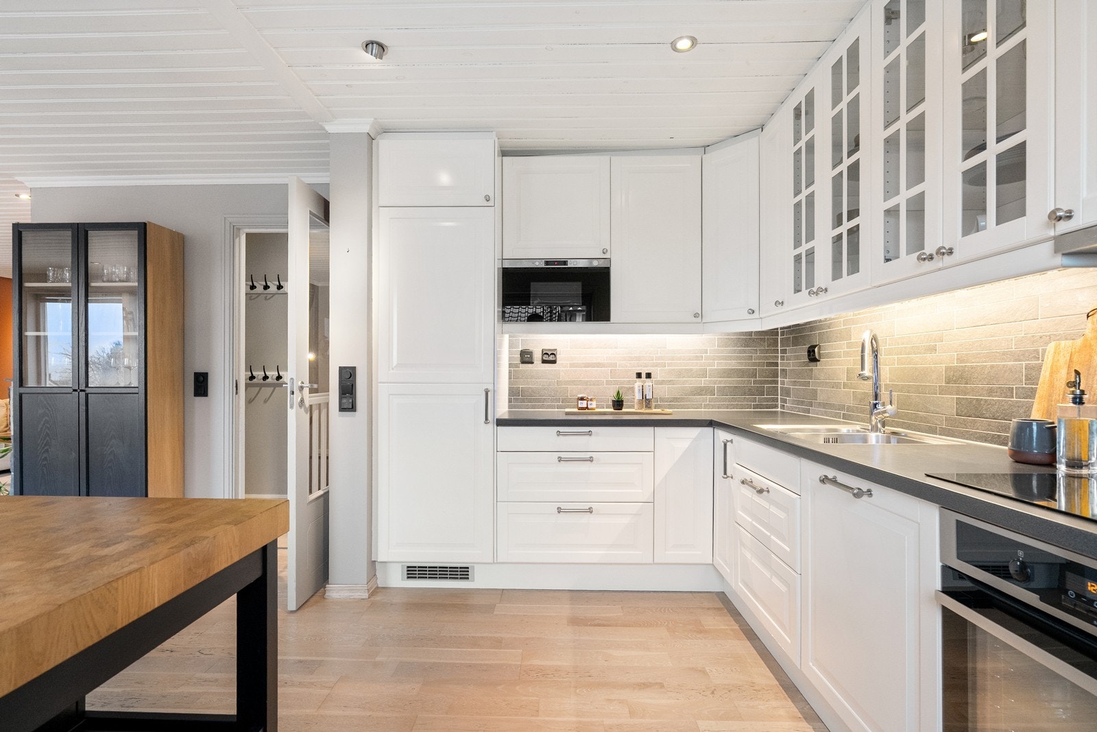 Praktisk, lyst kjøkken med god skap- og benkeplass. Galleribilde