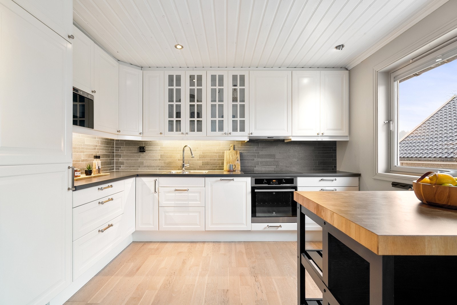 Kjøkkenet har integrert kjøleskap, oppvaskmaskin, platetopp, mikrobølgeovn og stekeovn. Galleribilde