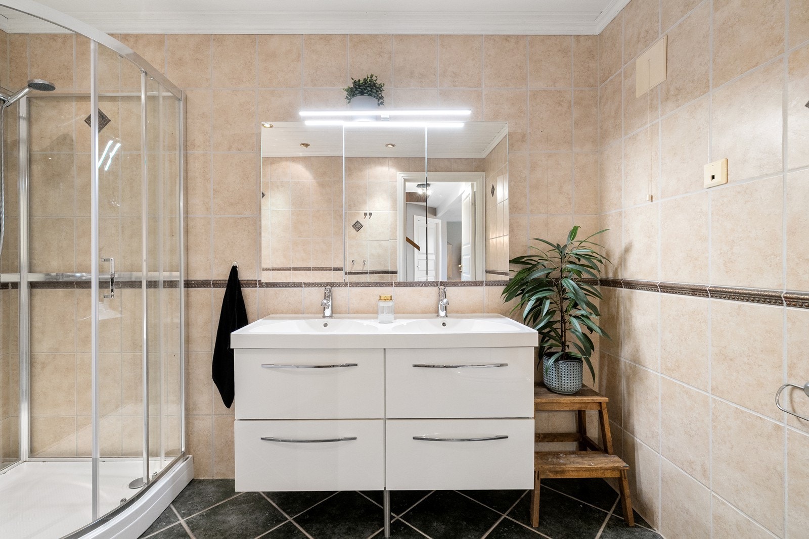 Badet har praktisk speilskap med god oppbevaringsplass. Galleribilde