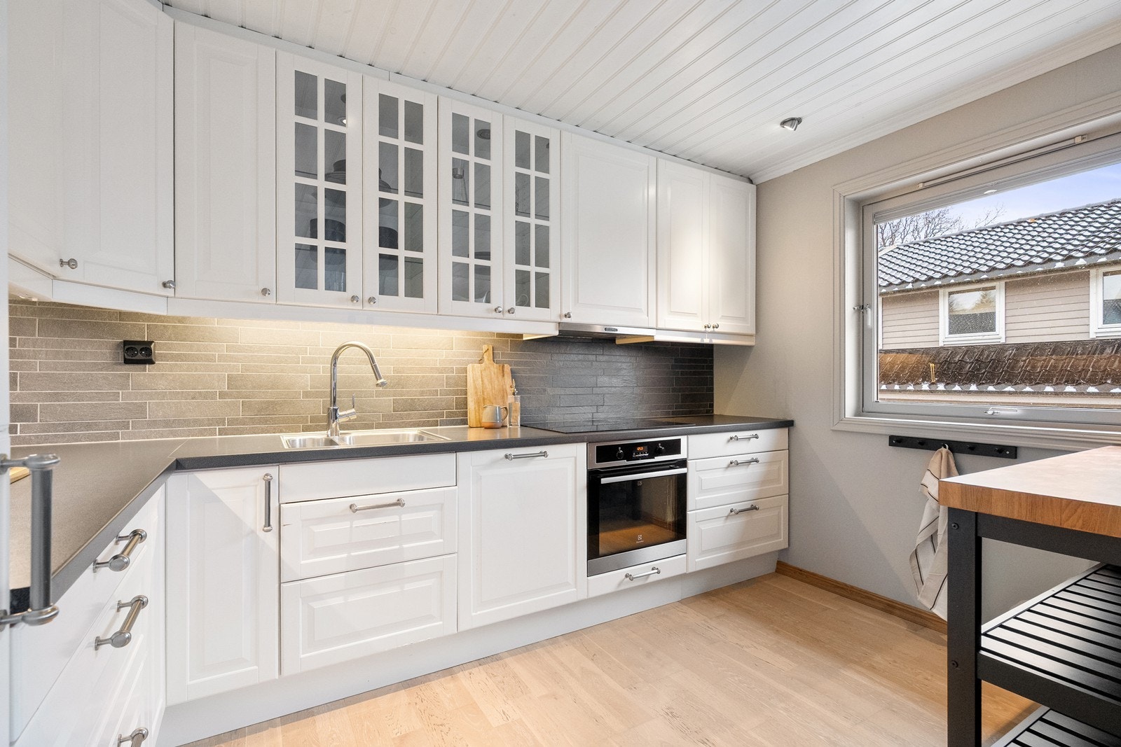 God planløsning og god plass gjør dette kjøkkenet velegnet for en stor familie. Galleribilde