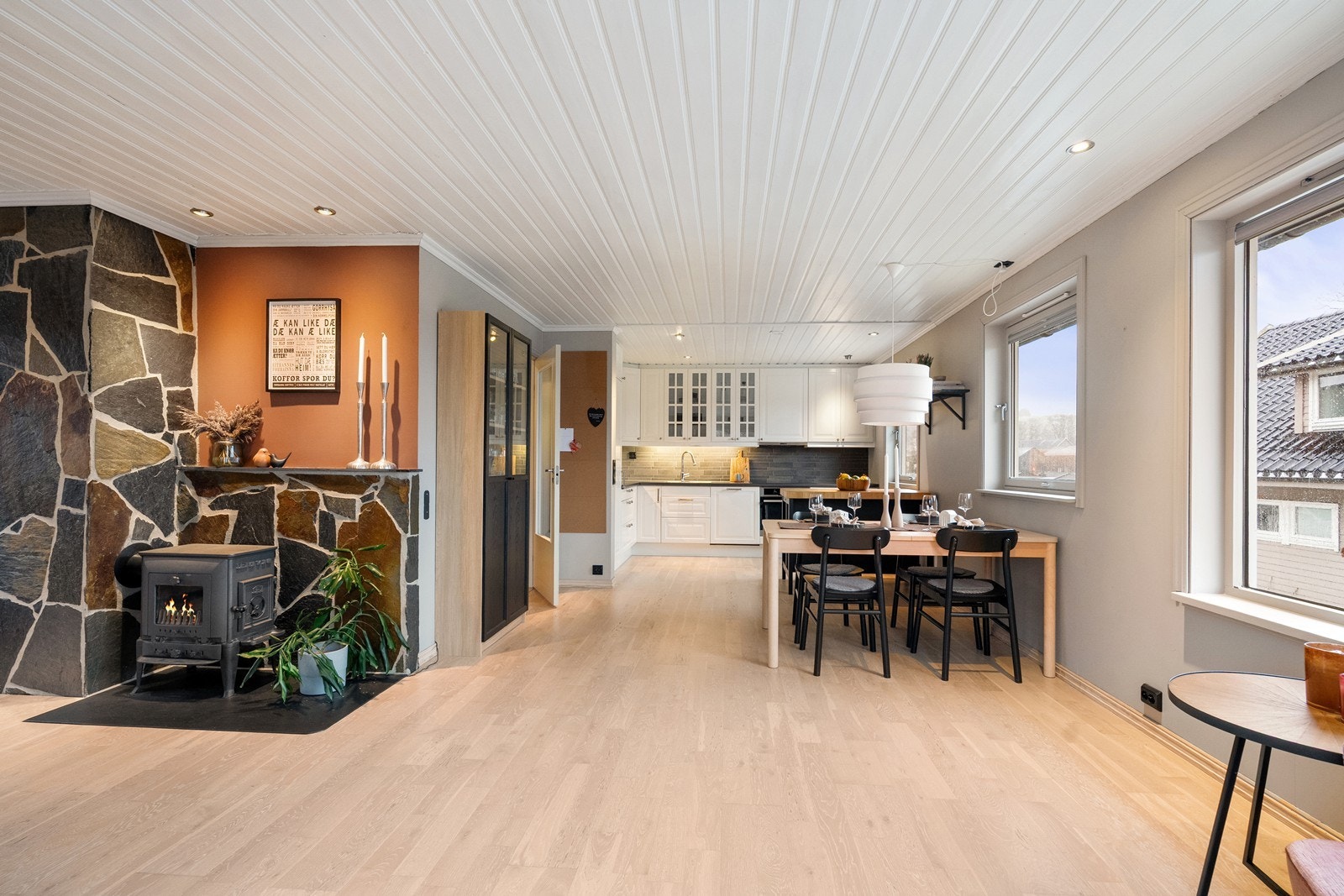 Store vindusflater som slipper inn mye lys og gir en åpen og luftig følelse. Galleribilde