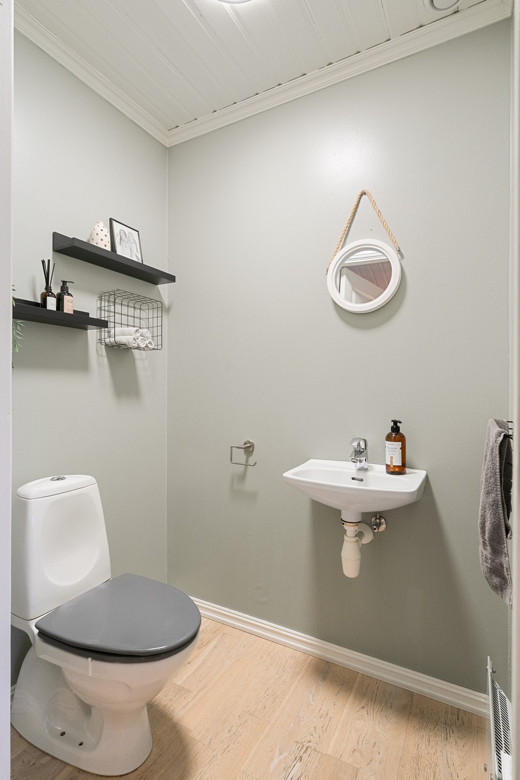 Praktisk gjestetoalett i hovedetasjen. Galleribilde