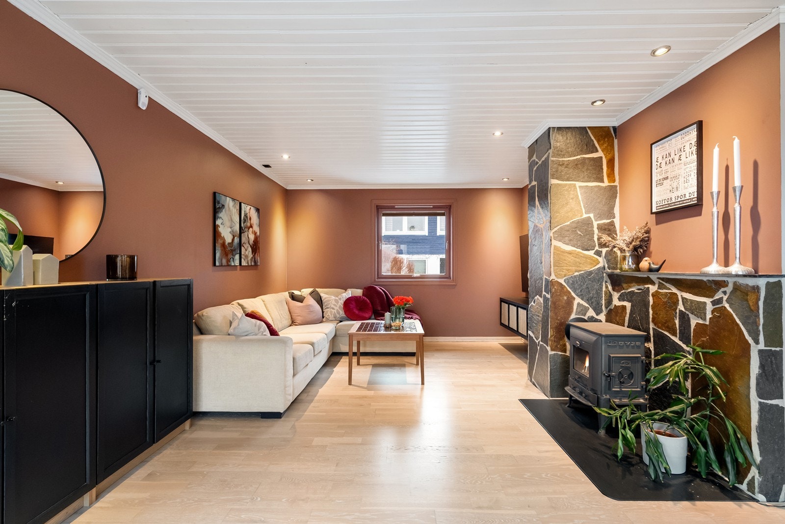 Vinkelstue som gir mulighet for å holde sofagruppen litt skjermet fra kjøkkenet. Galleribilde