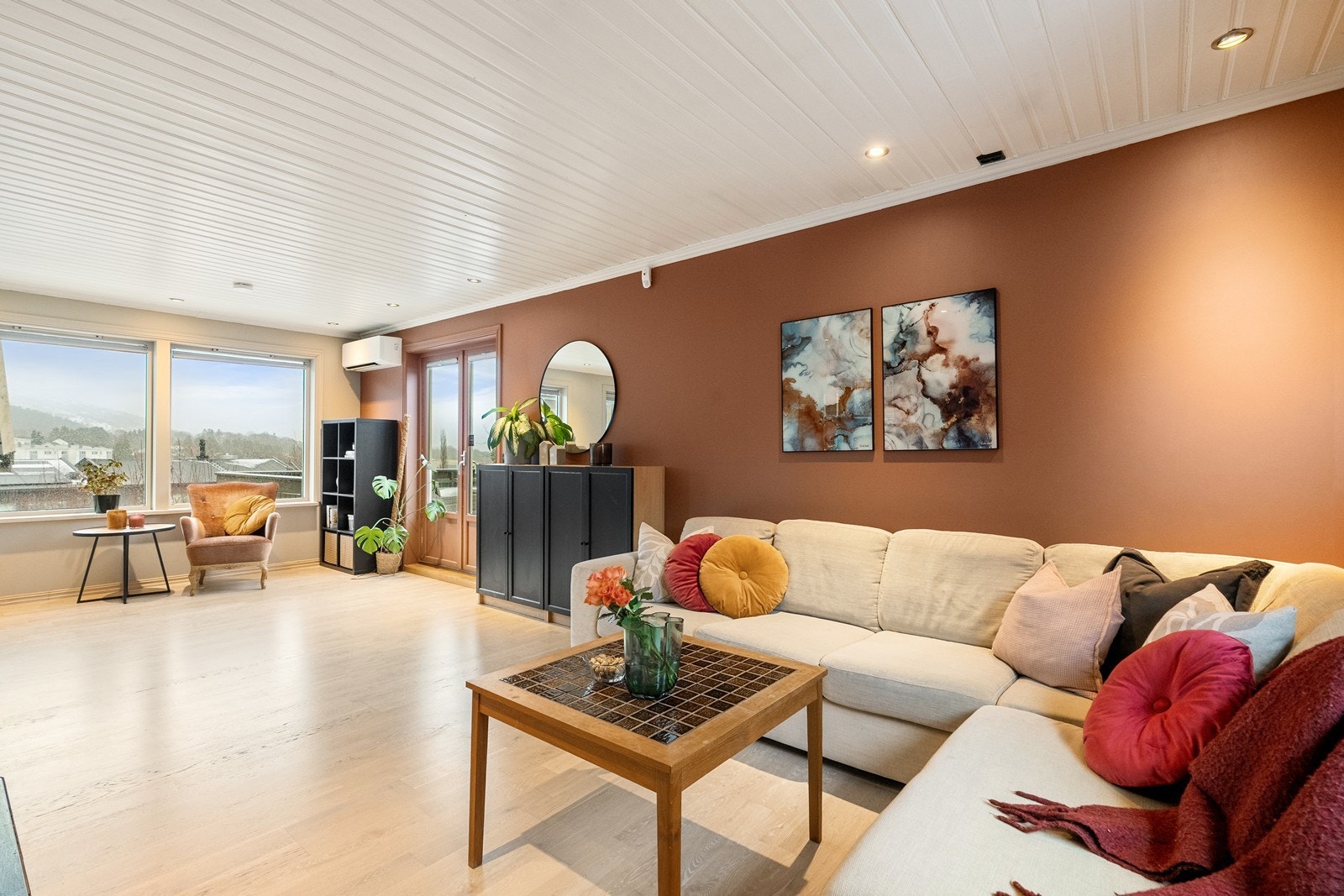 Stuen er lys og luftig med utgang til en stor terrase. Galleribilde