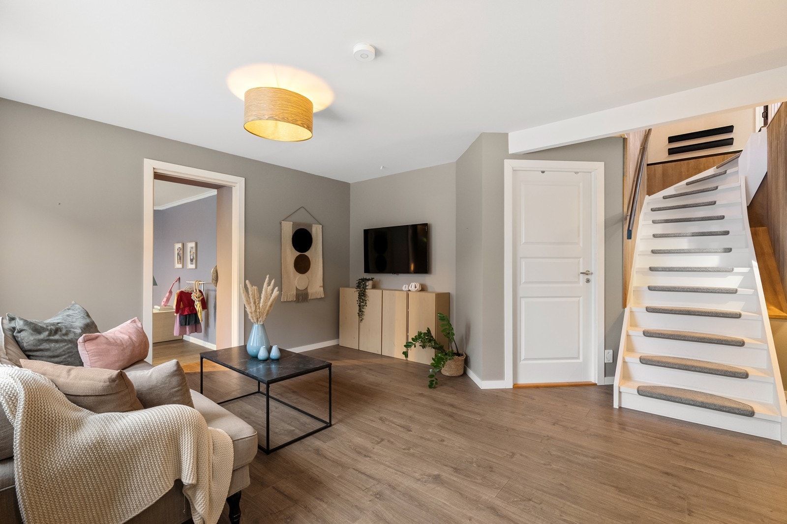 Underetasjen er romslig og godt utnyttet, med stue/gang, bad, vaskerom med kott, soverom, bod og kjellerstue - perfekt for familie og gjester. Galleribilde