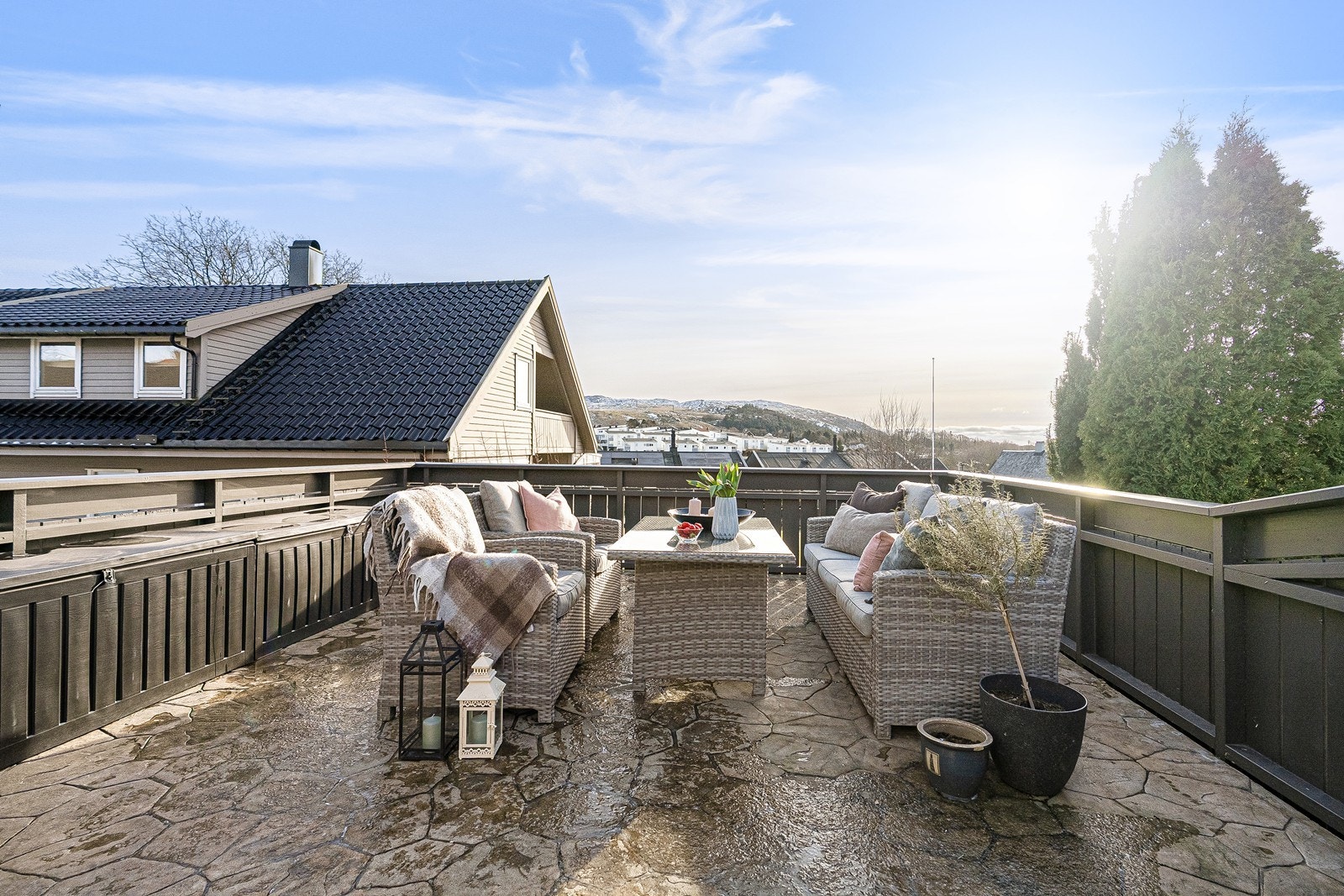 God plass til utemøbler - perfekt for hyggelige måltider og avslapning ute. Galleribilde