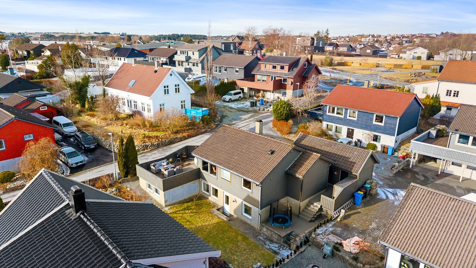 Eiendommen har en svært barnevennlig beliggenhet på Kvernaland. Galleribilde