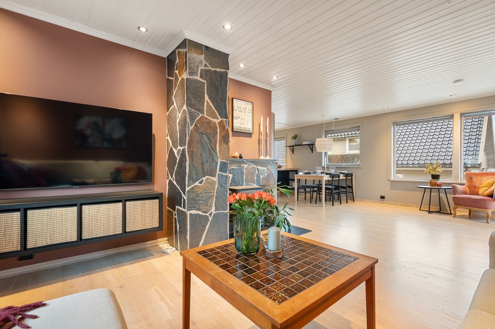 Stuen er utstyrt med både vedovn og varmepumpe, som gir både koselig varme og effektiv oppvarming. Galleribilde