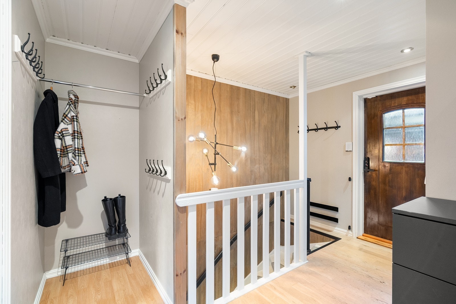 Gangen har plass til oppbevaringsmøbler og gir samtidig rom til å henge fra seg ytterklær. Galleribilde