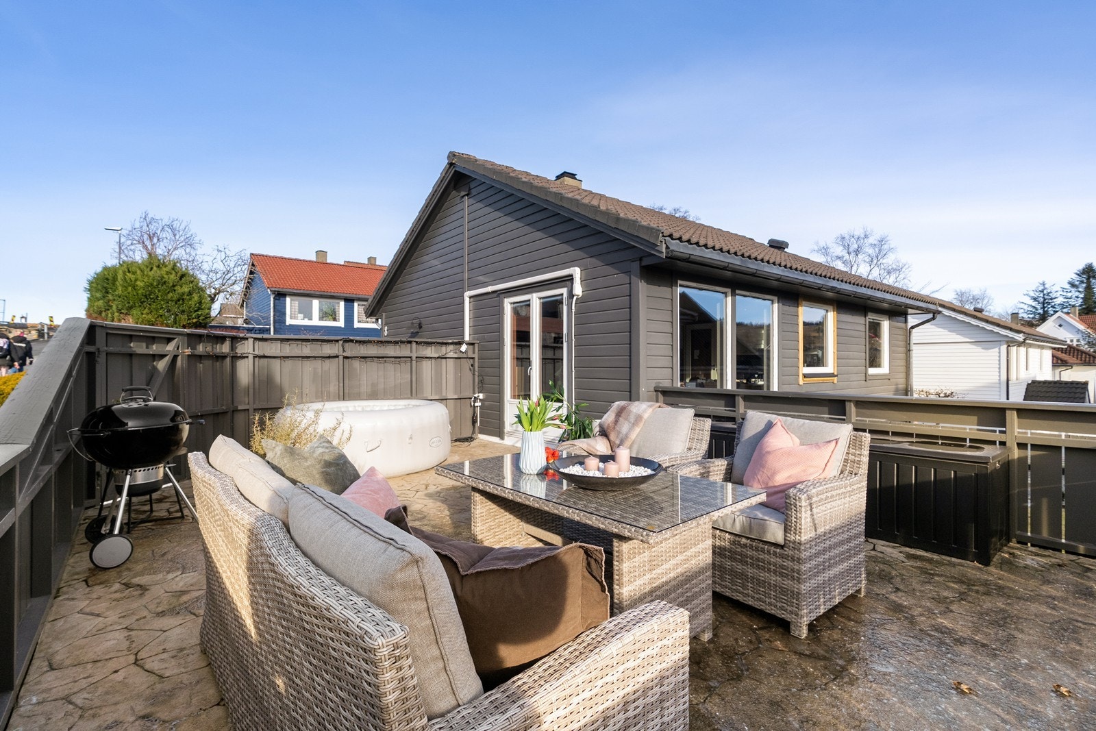 Fra stuen har man utgang til terrassen som forlenger kjøkkenet og stuen når været tillater det. Galleribilde