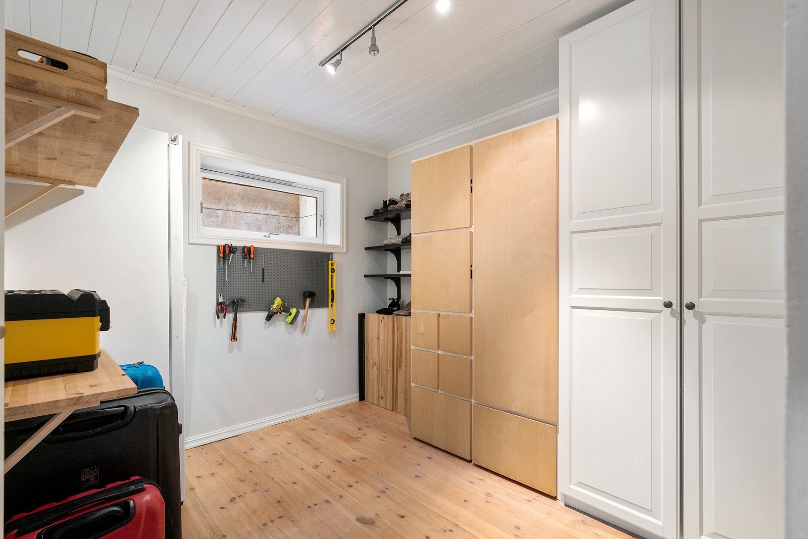 Underetasjen har en praktisk bod som gir god plass til oppbevaring. Galleribilde