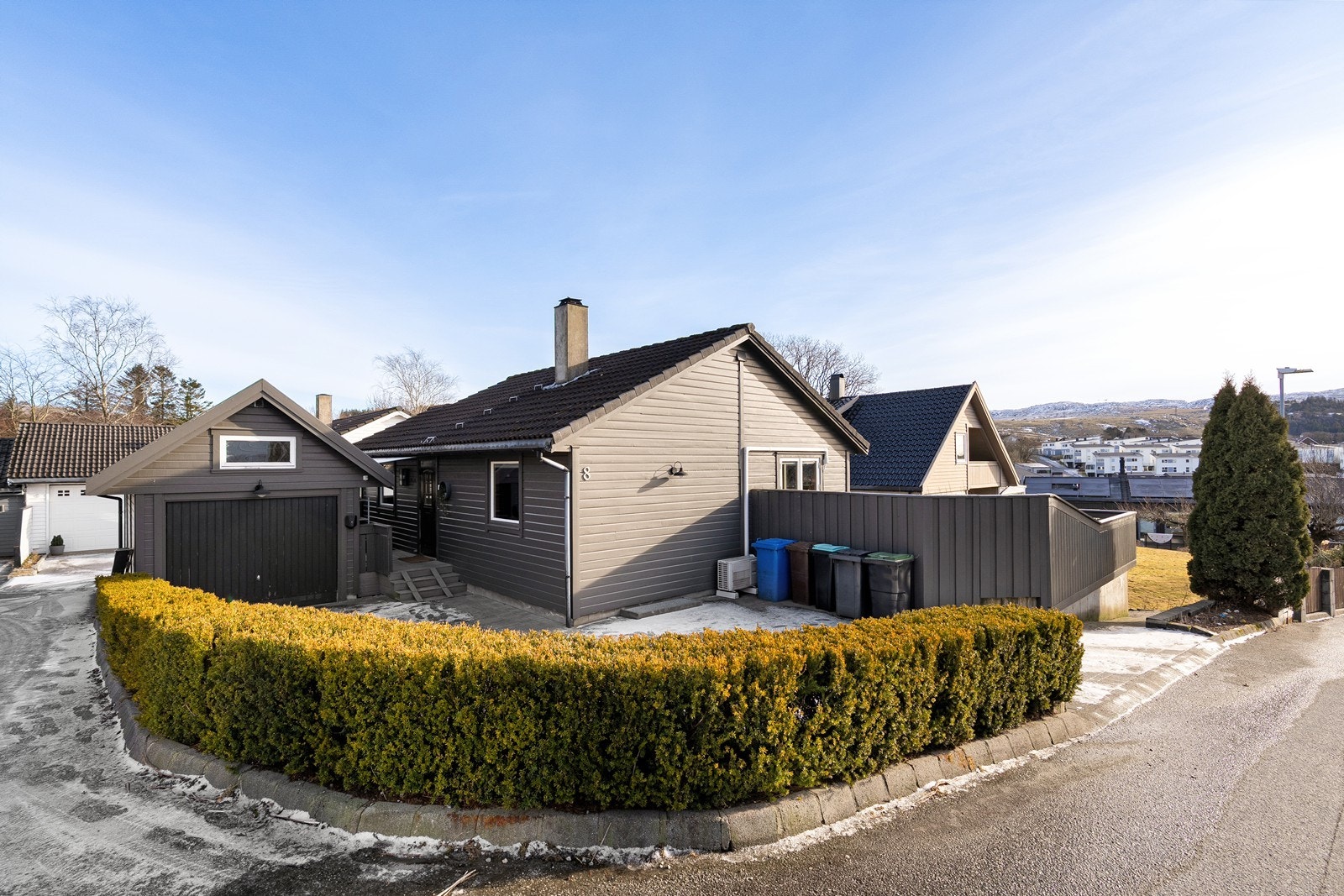 Pent opparbeidet tomt i et rolig og barnevennlig område. Eiendommen har oppstillingsplass på egen tomt samt egen garasje med elbillader. Galleribilde